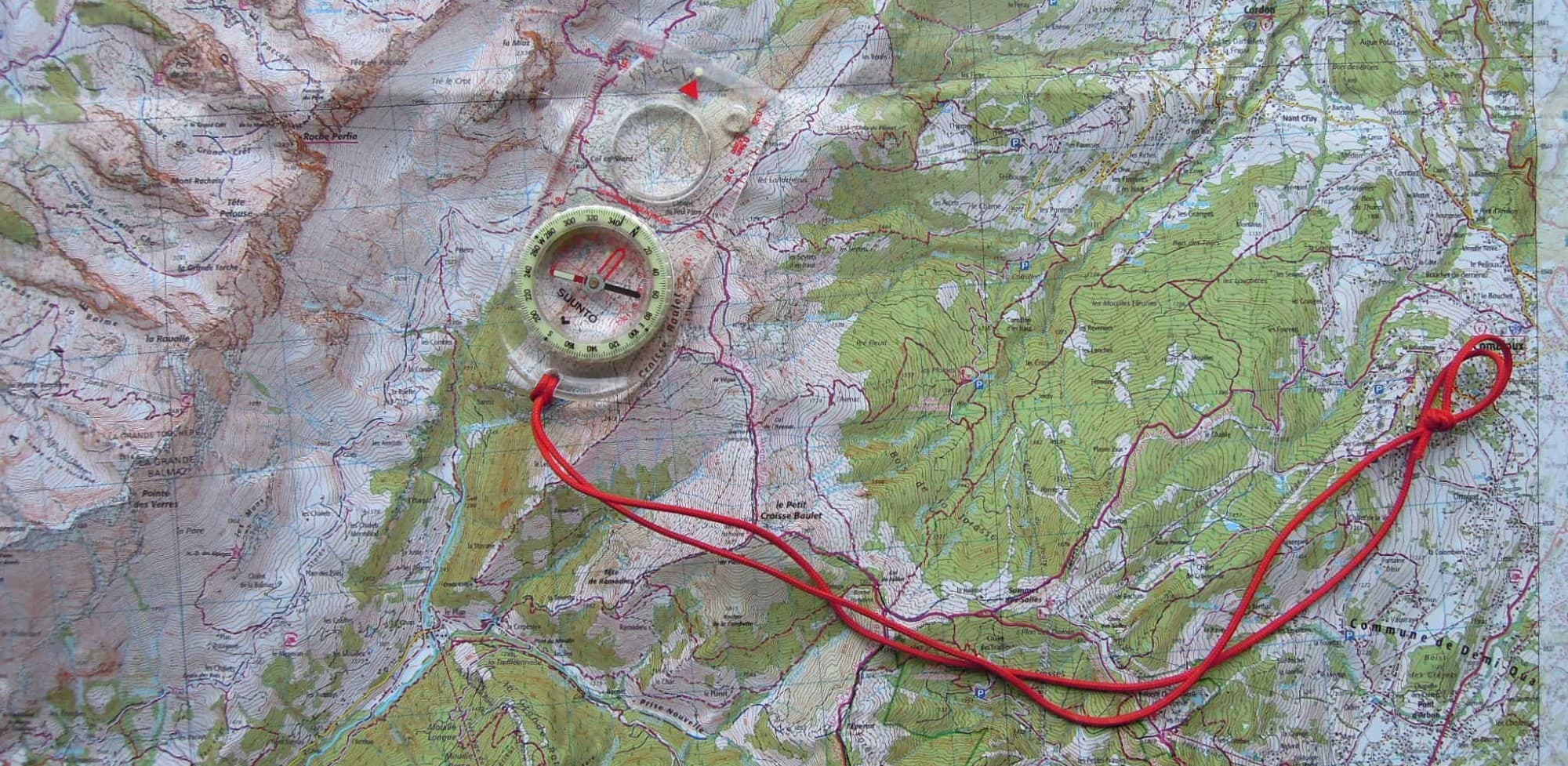 Carte IGN de Haute-Savoie posée à plat avec une boussole, prête pour un atelier d'orientation.