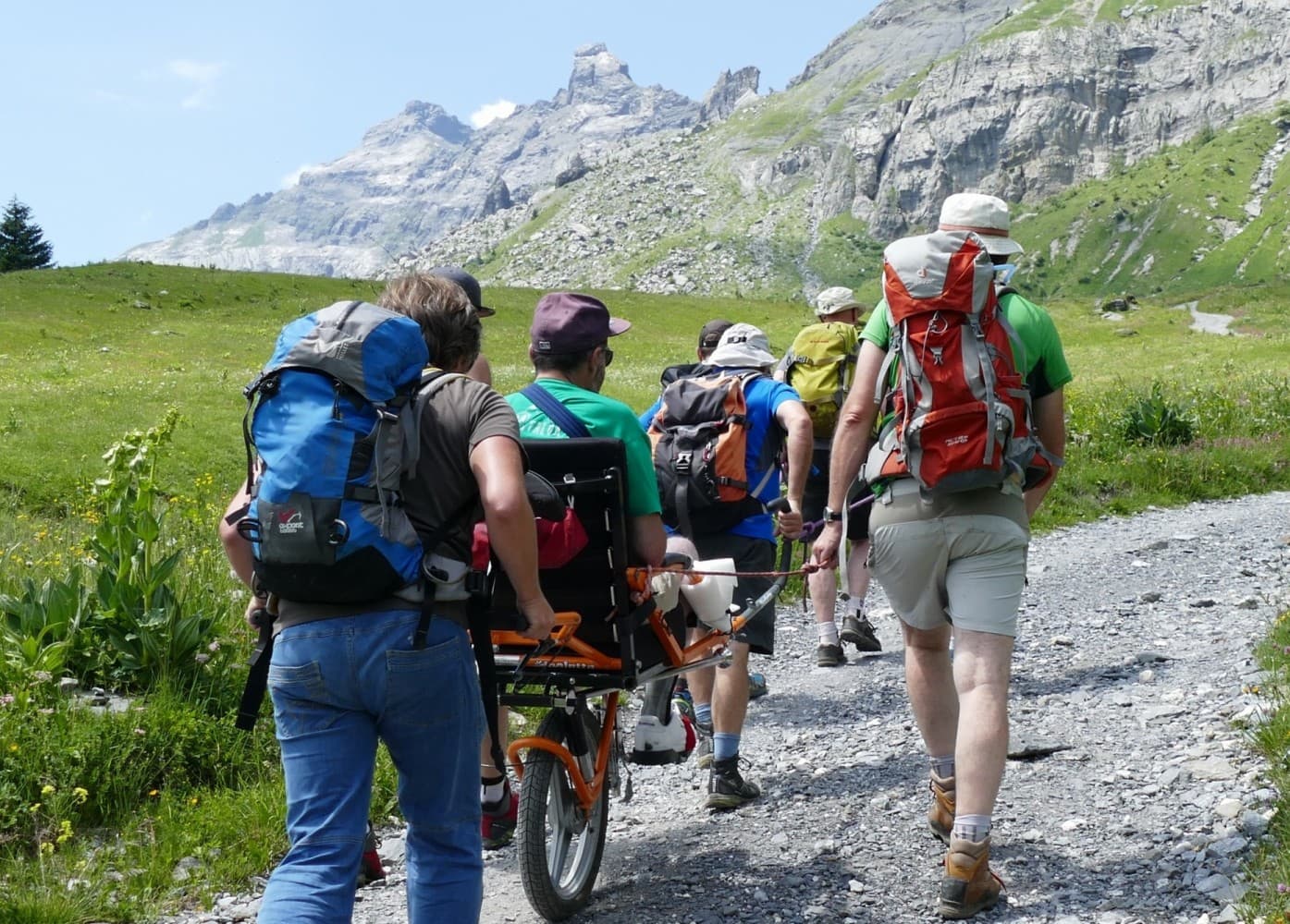 Valérie Giraldé Mosset en sortie, accompagnant une joëlette en montagne.